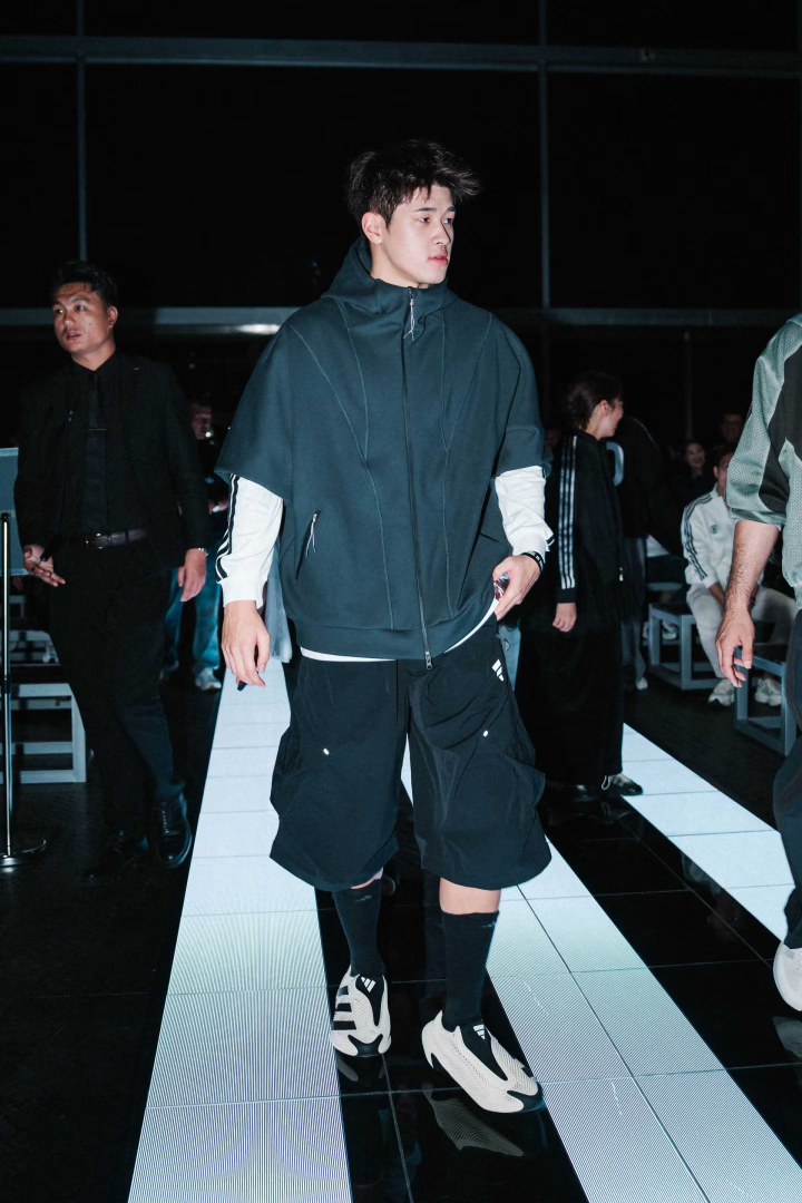 潘展乐阿迪达斯品牌代言人潘展乐 潮男 cr.运动画报 