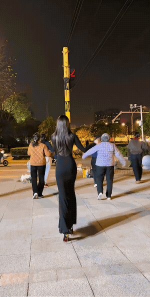 远看山有色，近看还有花。
女子和大妈们的广场舞，还真的是别具一格亮眼。
信不！路