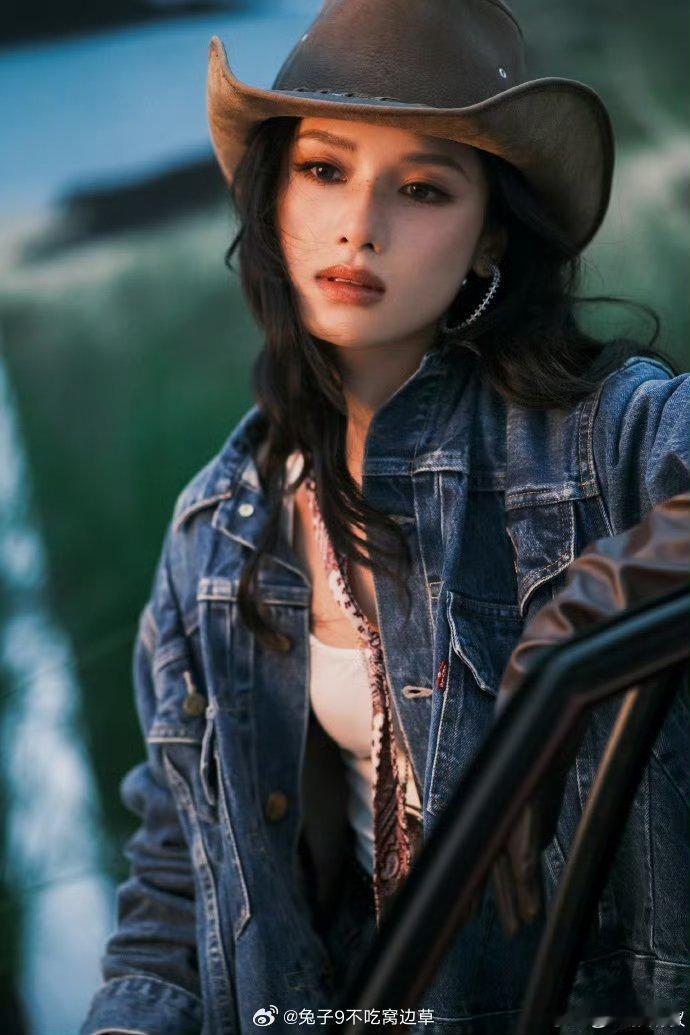 张婧仪 26 岁，充满生命力，鲜活又热烈，这就是青春最好的状态呀。 ​​​