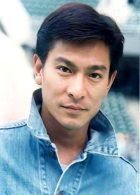 八十年代的，剪头要85块，等于普通人半个月工资。
 

刘德华当年就是靠这把剪刀