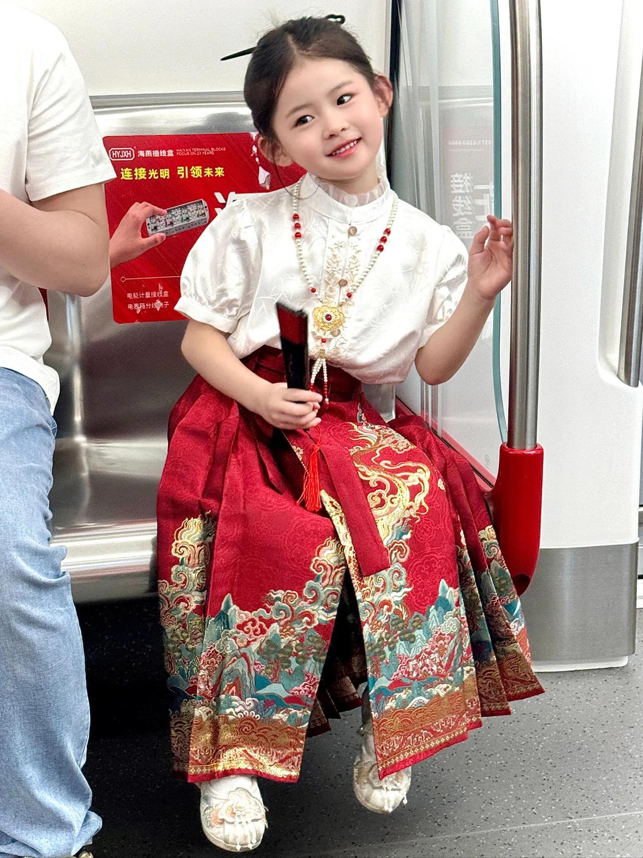 穿上汉服#超漂亮的小女孩# 我们出发吧#爱美的小女的# 马面裙女童穿搭