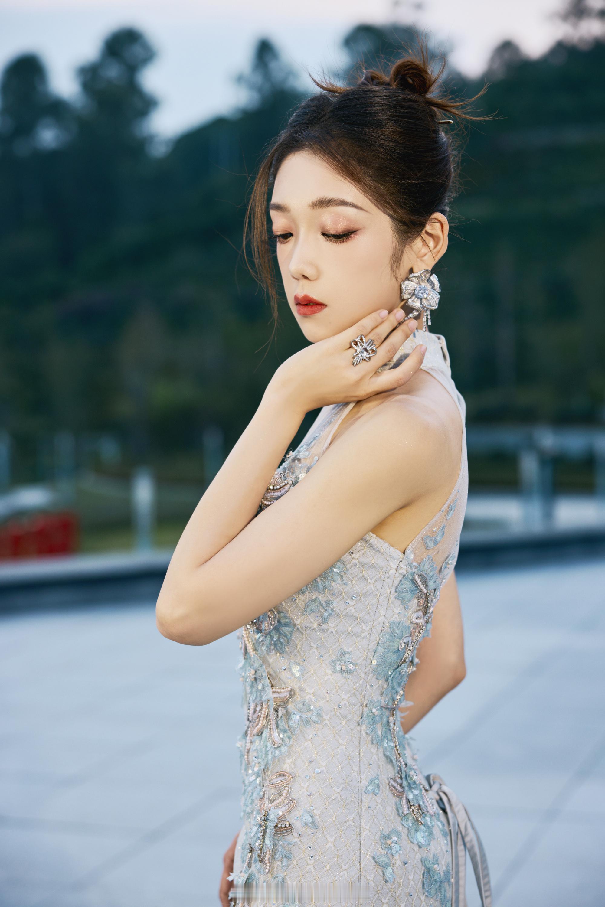 希林娜依高纱裙写真靓丽吸睛 