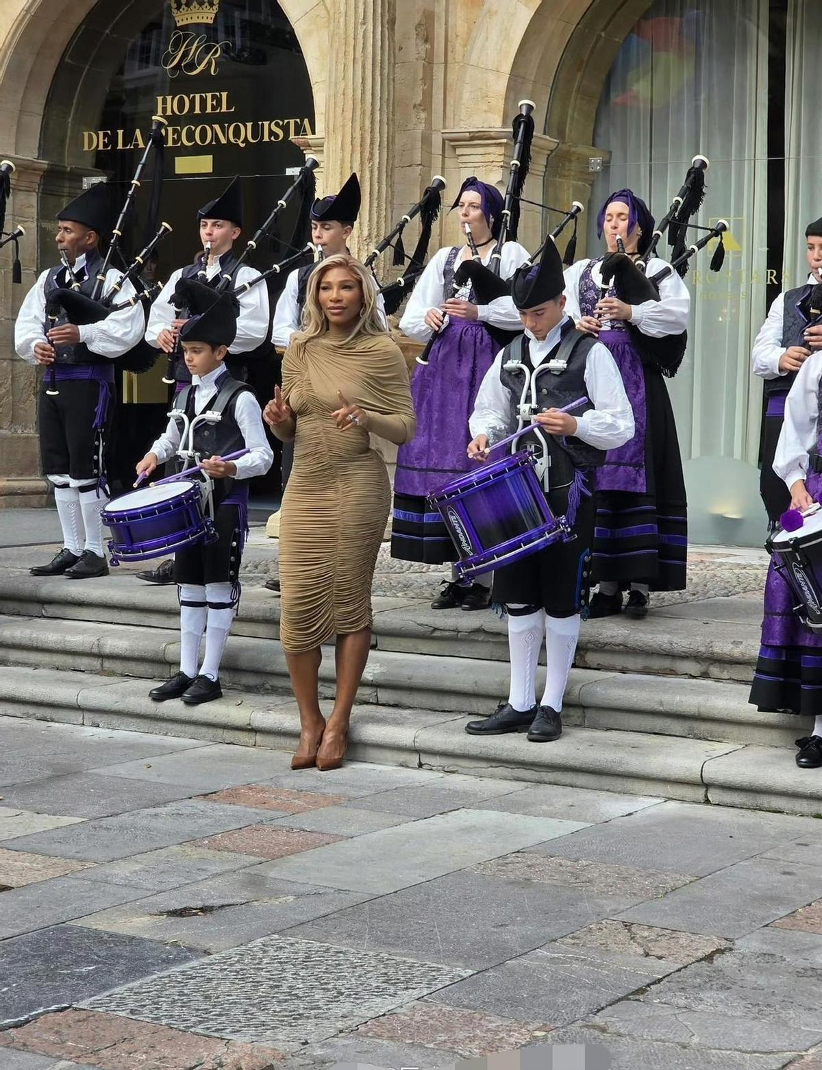 小威最近去西班牙领了个大奖，本人发文说受宠若惊。
但网友的关注点全跑偏了，都在讨