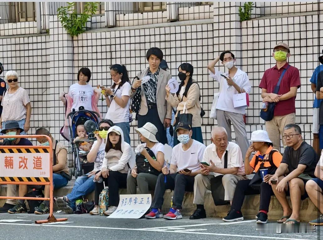 目前 大批柯文哲支持者聚集在北检外面，强烈声援柯文哲。