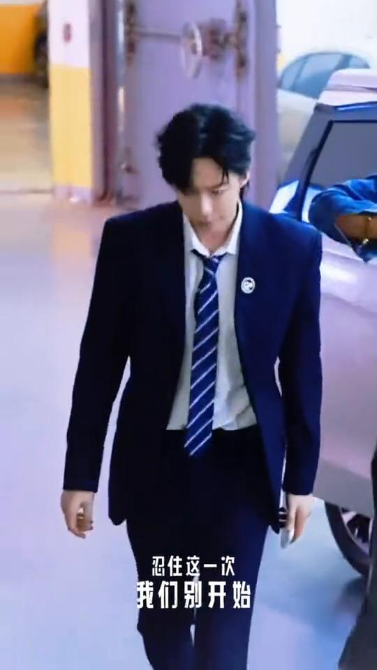 忍住这一次，我们别开始思念跳出余光，向你飞驰。其实我如何能对你的依赖纠缠不断，起