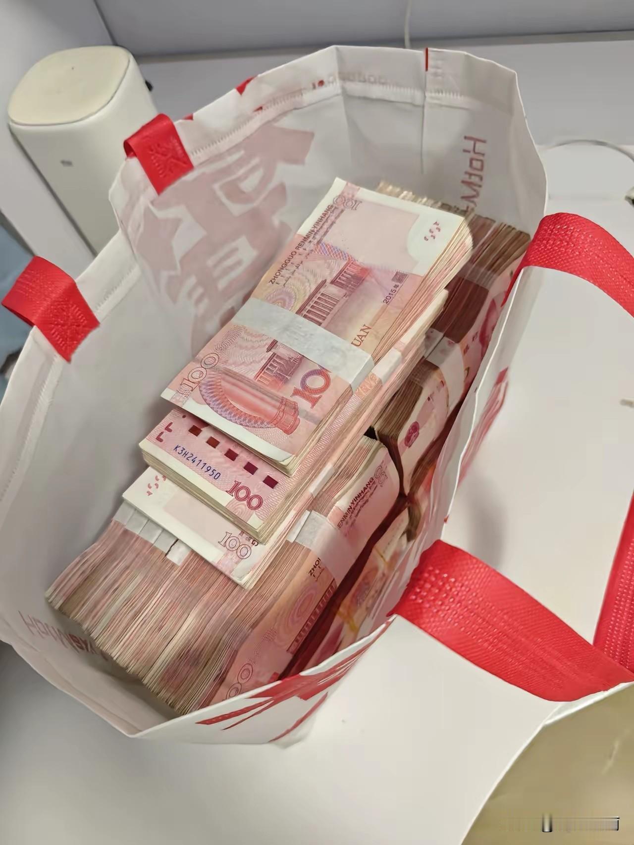 提着80万现金去坐高铁，能通过安检吗？
最近表叔去广州看儿子，想把家里80万积蓄
