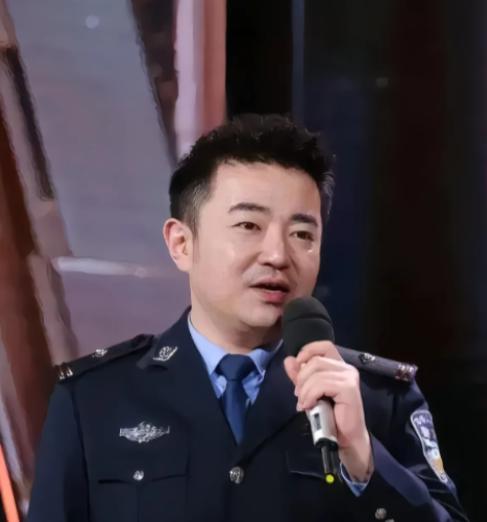 卫辰尧是任长霞的儿子，在自己17岁时母亲因公殉职，后来他继承母亲的志向，报考了侦