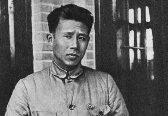 1933年2月，陈赓和廖承志在上海法租界先后被捕，两人被带到巡捕房时，廖承志一反