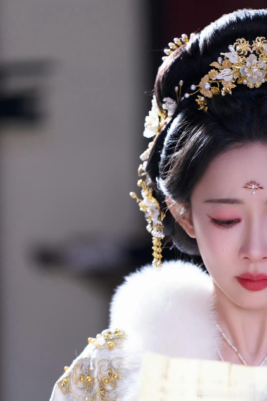 孟子义《尚公主》暮晚摇杀青花絮图，每一套造型都超美明艳可人！ 