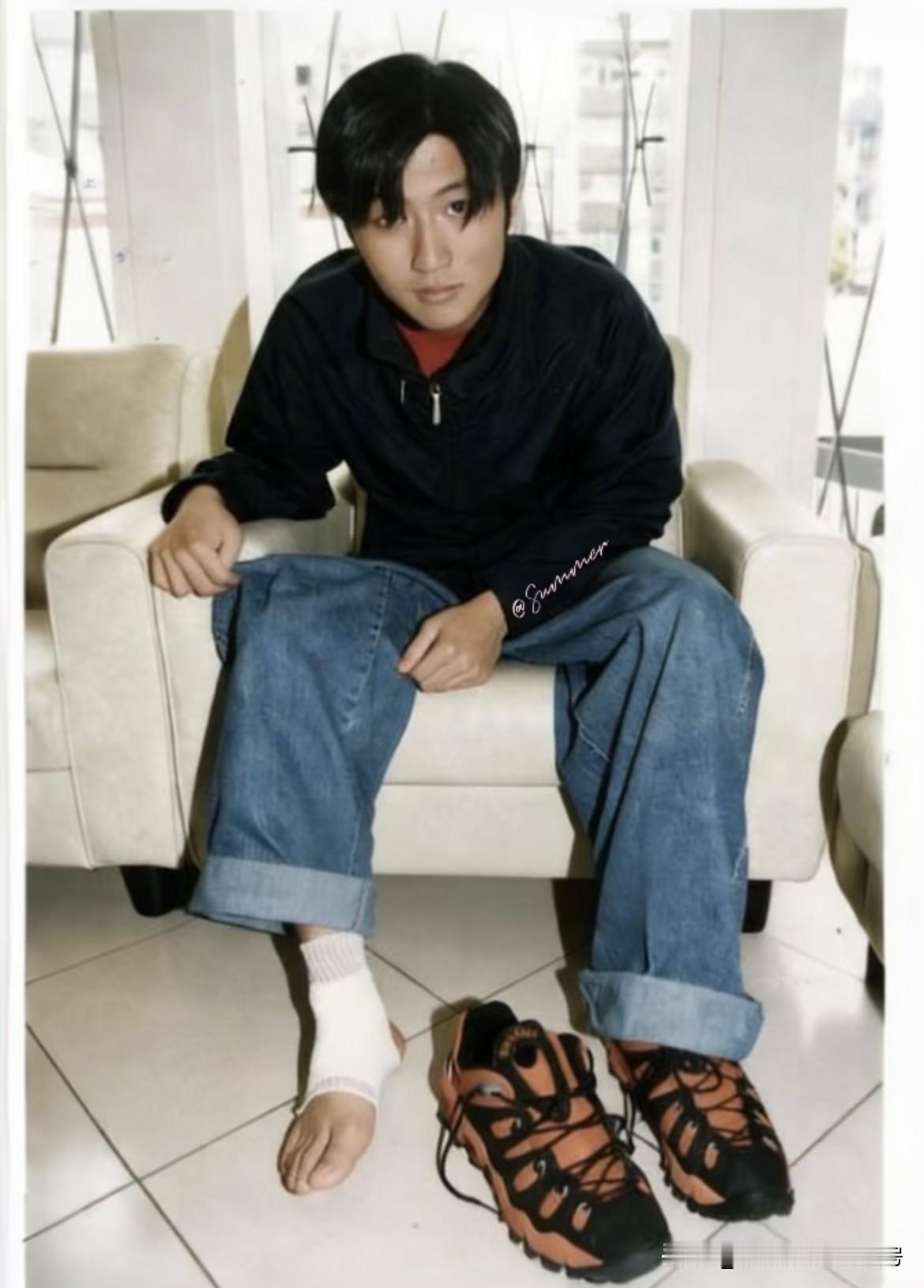 刷到谢霆锋这张二十多年前的旧照，瞬间就懂了，为什么他能火整整三十年，而现在的内娱