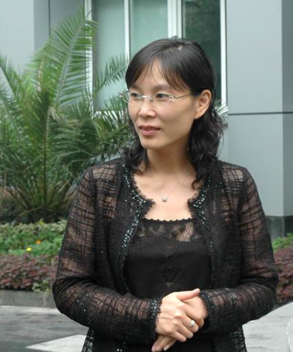 同事一句话，
让我懂了杜建英的事儿

还是同事看得透
杜建英这步棋下得确实聪明