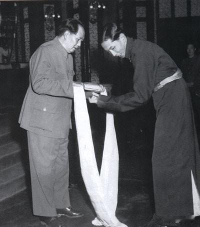 他是西藏走出来的贵族，为了西藏和平解放，立下不朽功勋。他1952年任西藏军区第一