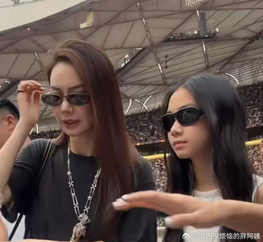 蔡依林演唱会偶遇戚薇一家三口蔡依林演唱会偶遇戚薇一家三口！ 戚薇李承铉女儿都这么