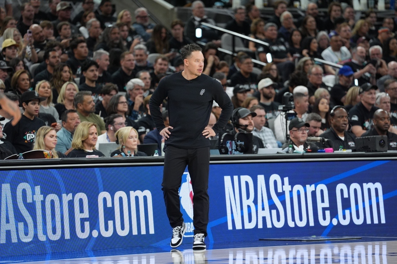 👍马刺疑连遭误判！美记：雷霆今天得到的哨子待遇真是世代难遇！今日NBA西部决赛