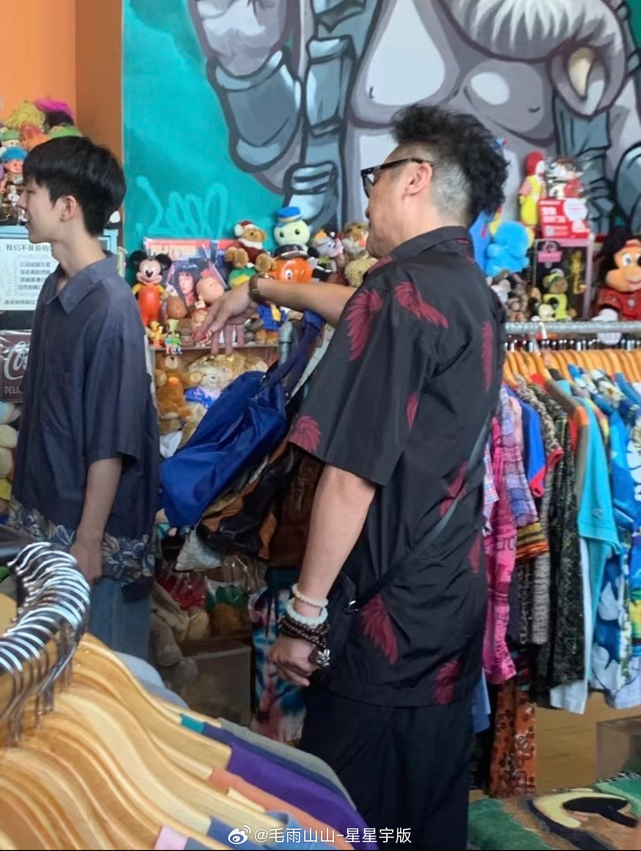 吴镇宇  我陪我妈买衣服的时候也是这样的哈哈哈哈cr：🍠 