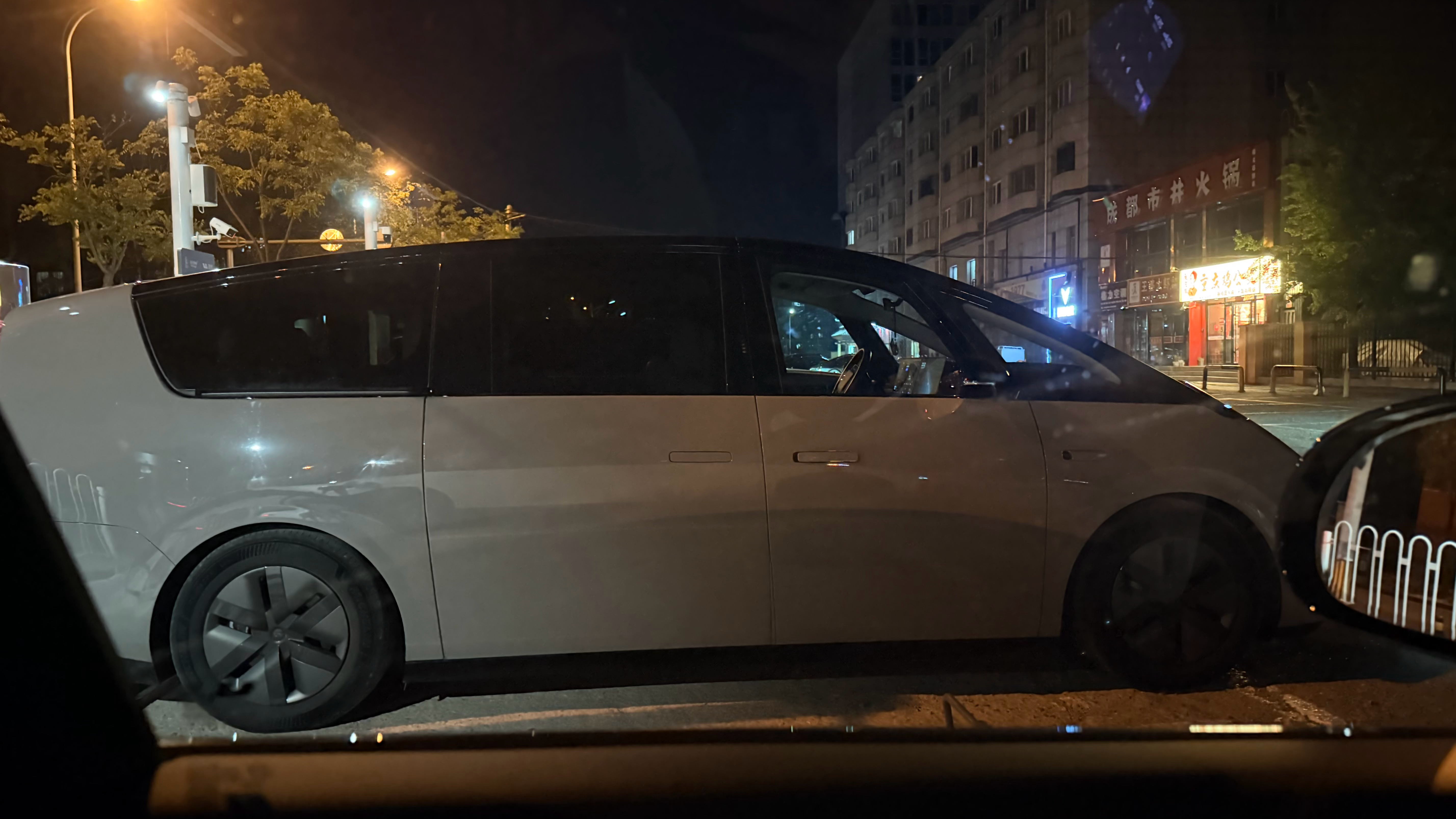 理想超充站，三款纯电集齐了。MEGA、i8、i6～理想超充站