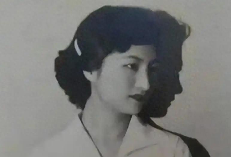 1949年1月的寒风里，西安南郊一座不起眼的小驿站传来火车汽笛声，一个披着黑色斗