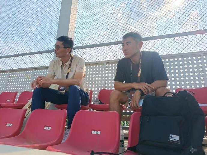 记者：-邵佳一、于汉超观看U17国足vs毕尔巴鄂竞技U17
