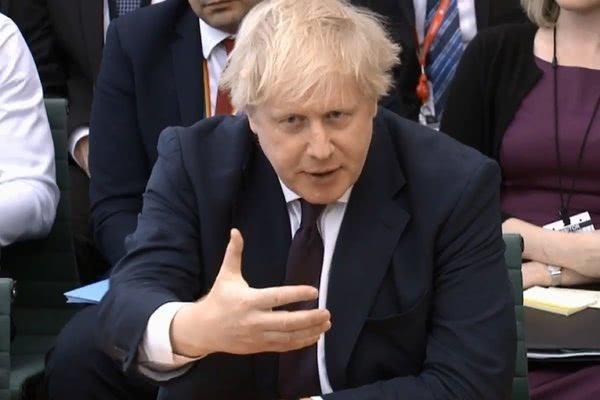 英国前首相鲍里斯·约翰逊今天（北京时间10月11日）写道：“美国现在解除对俄罗斯