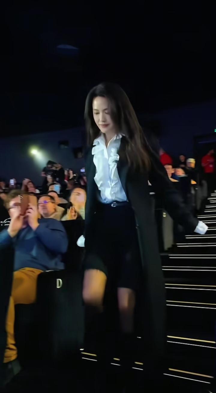 50岁，生图能上热搜第一，不是运气，是常年不松劲儿。
她不靠滤镜活着，靠的是每周