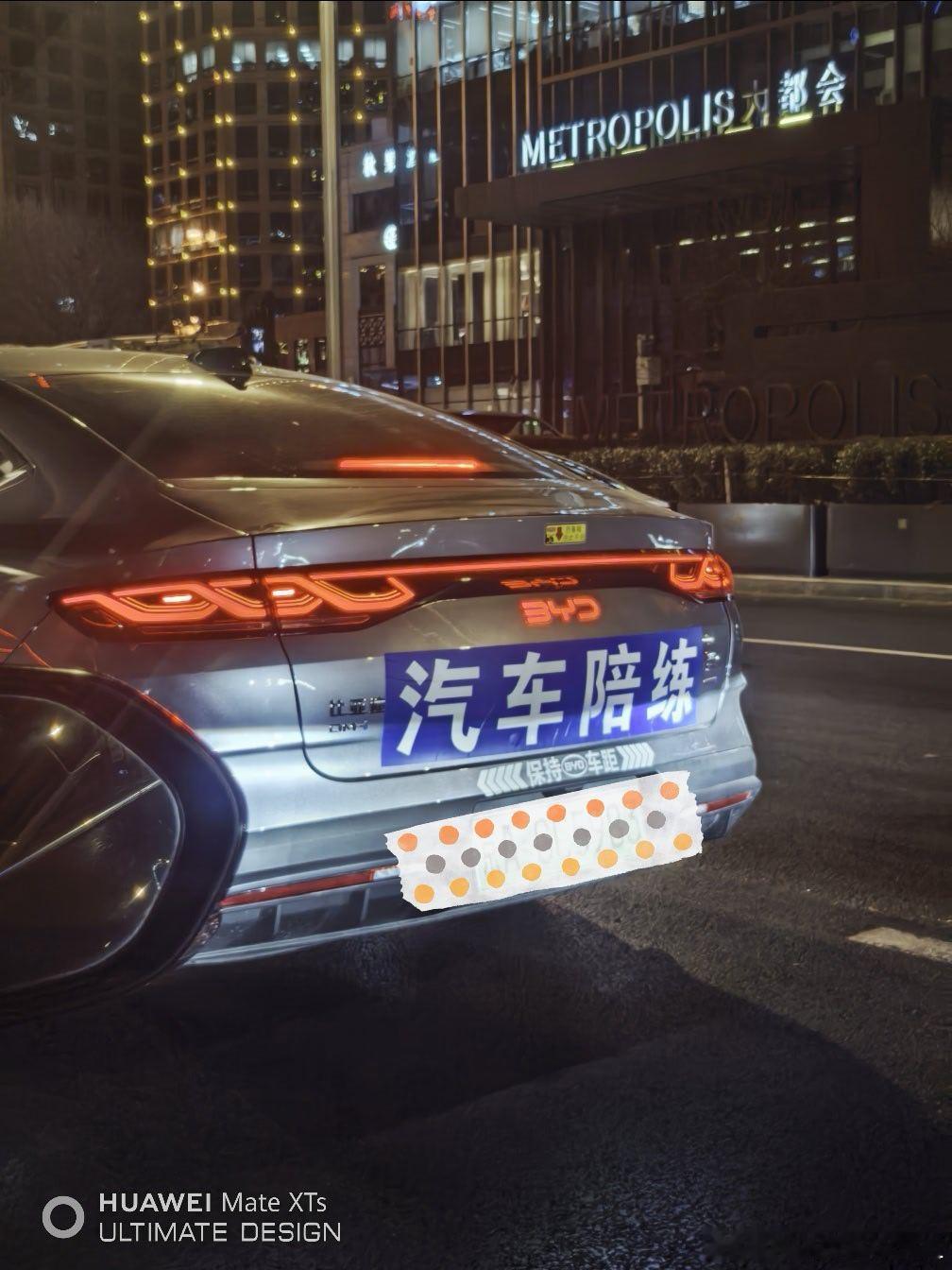 啊 这是啥意思？考完驾照觉得自己开的不够好 再请教练在马路上陪练吗？这是不是有点