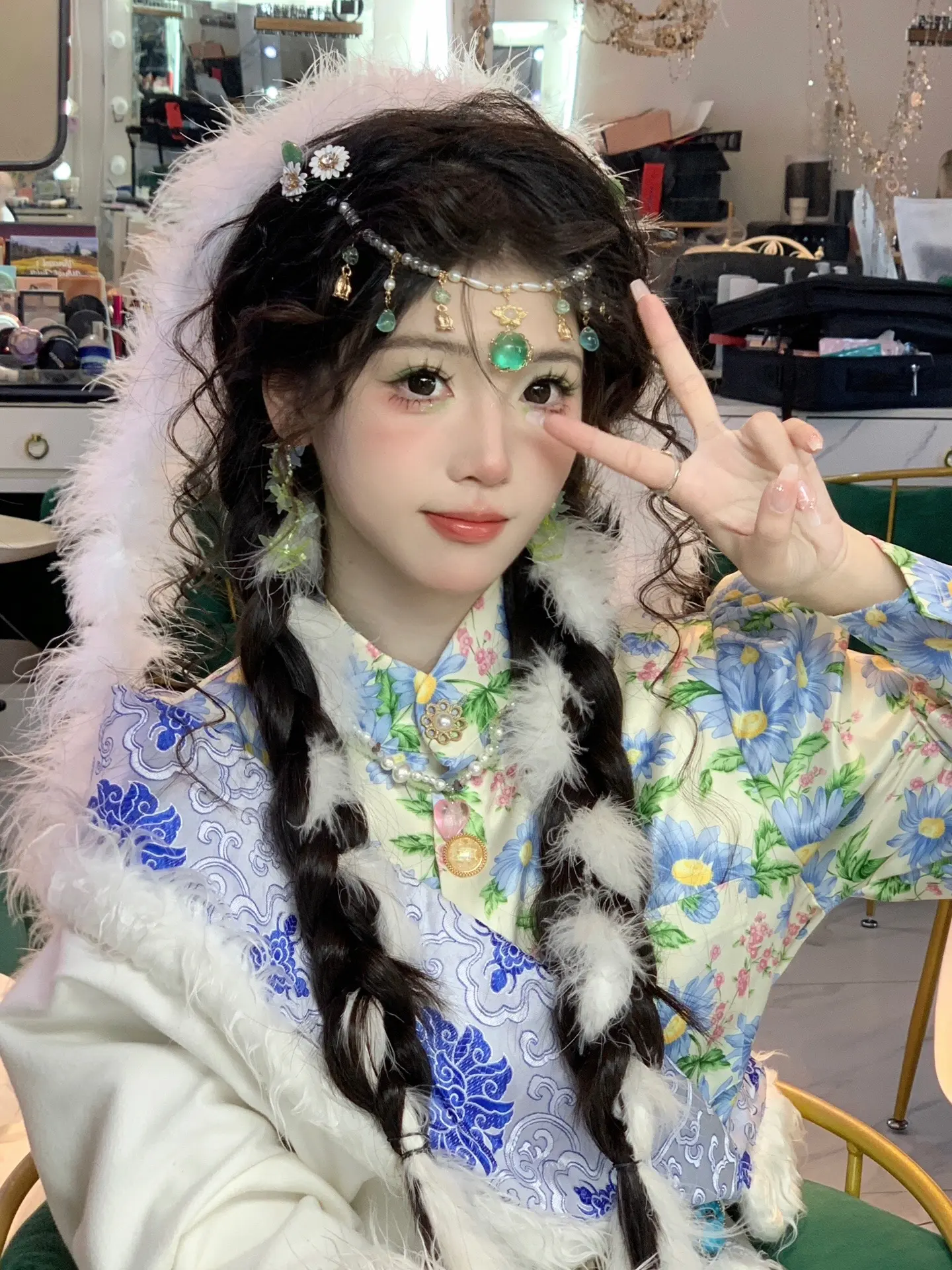 总要和闺蜜去大理，拍一次甜甜的藏服写真吧！