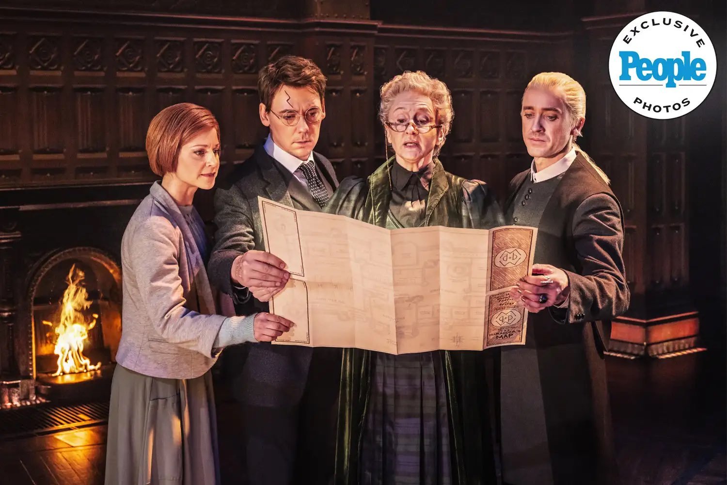 《人物》杂志发布了一组汤姆·费尔顿在《哈利·波特与被诅咒的孩子》舞台剧中饰演德拉