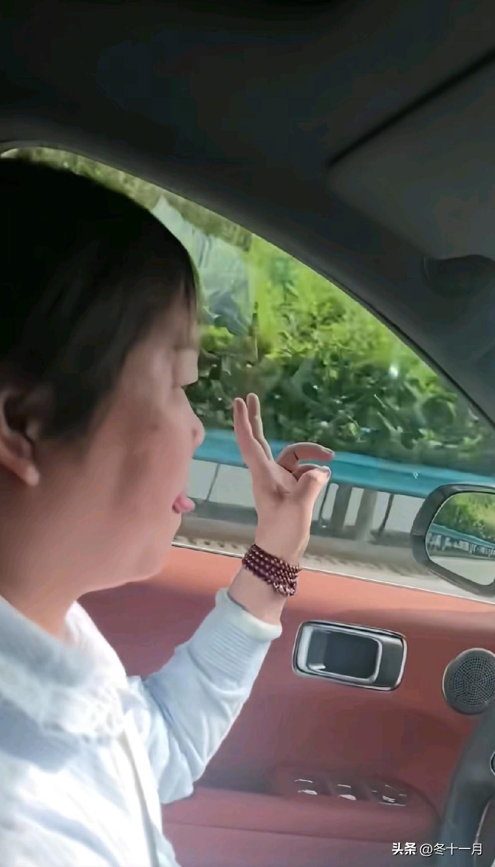 叶锐聪爸爸发最新视频，ID地址在贵州。妈妈东姐在开车，这是在回广东的路上还是在此