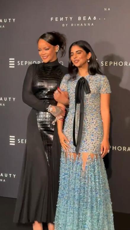 蕾哈娜与Isha Ambani在孟买罕同框！近日蕾哈娜在印度孟买跟Isha Am