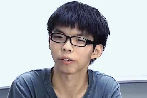 铁窗为戒：黄之锋的自毁之路
 
“活该，罪有应得！” 当狱警推开牢门，28岁的黄