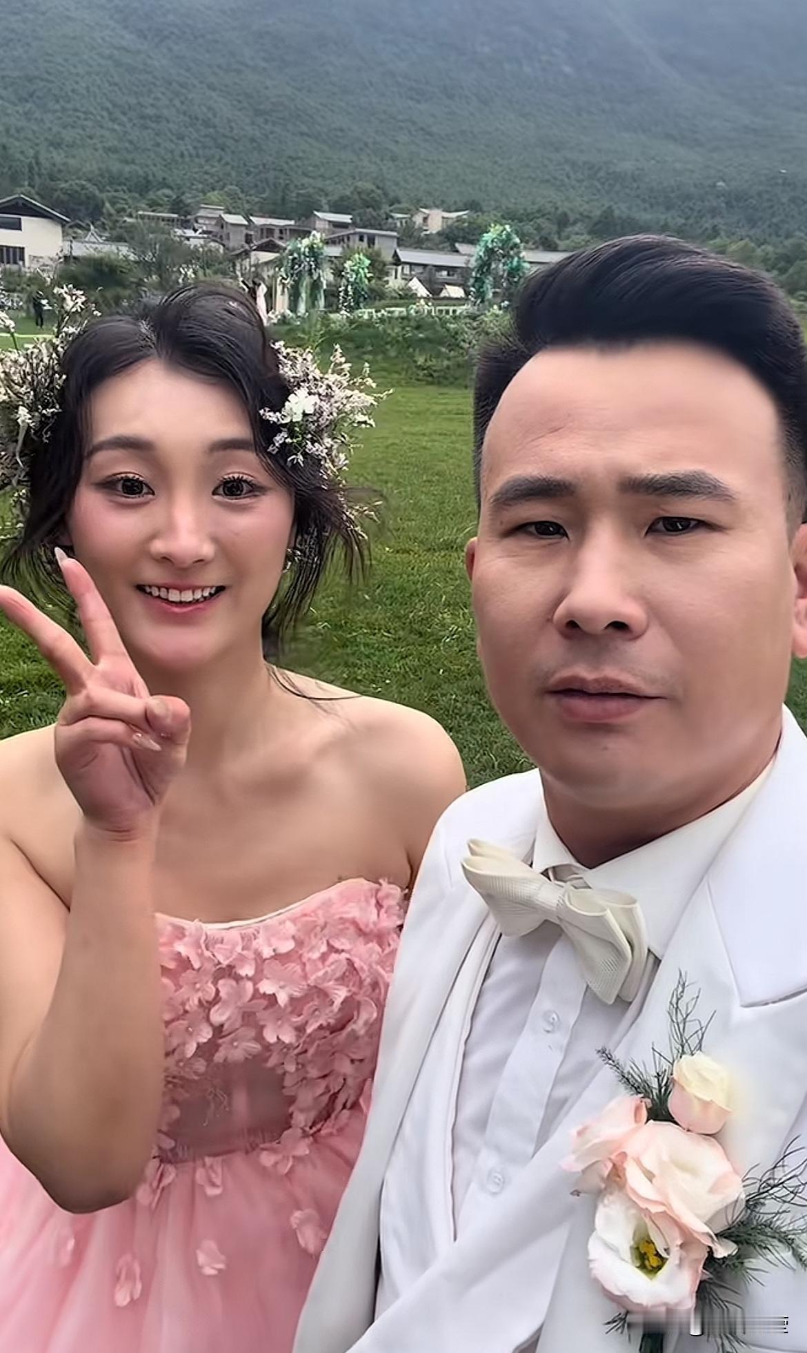 7月19号，大衣哥前儿媳陈亚男和老公郭新朋的婚纱照曝光，这状态比和朱小伟拍时强太