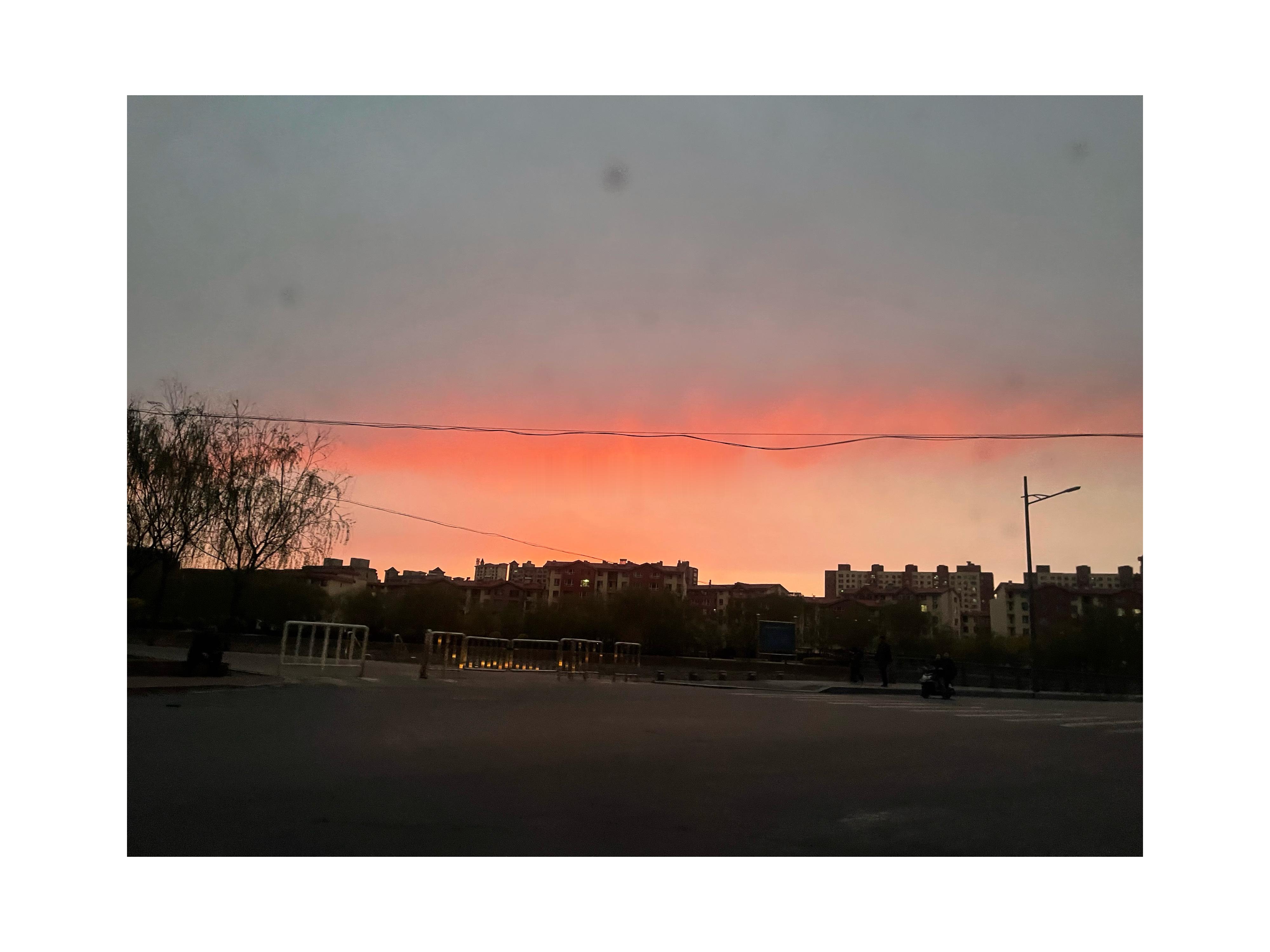 谁能想到五一了，东北还是这么冷，带回来的短袖一件也穿不上。ps.附一张昨天的晚霞