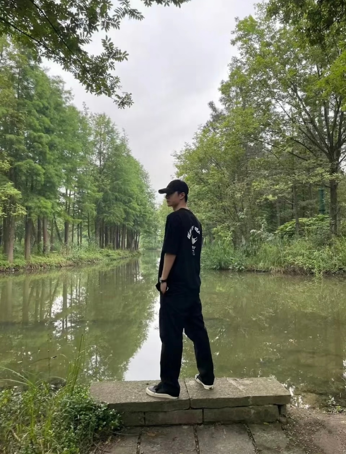 因为王一博，这块石头都有了专属护栏，就说你们到底有多少人去打卡了吧