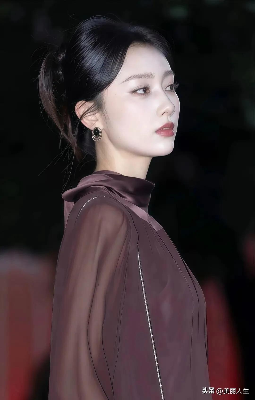 月色如水，美人如画。