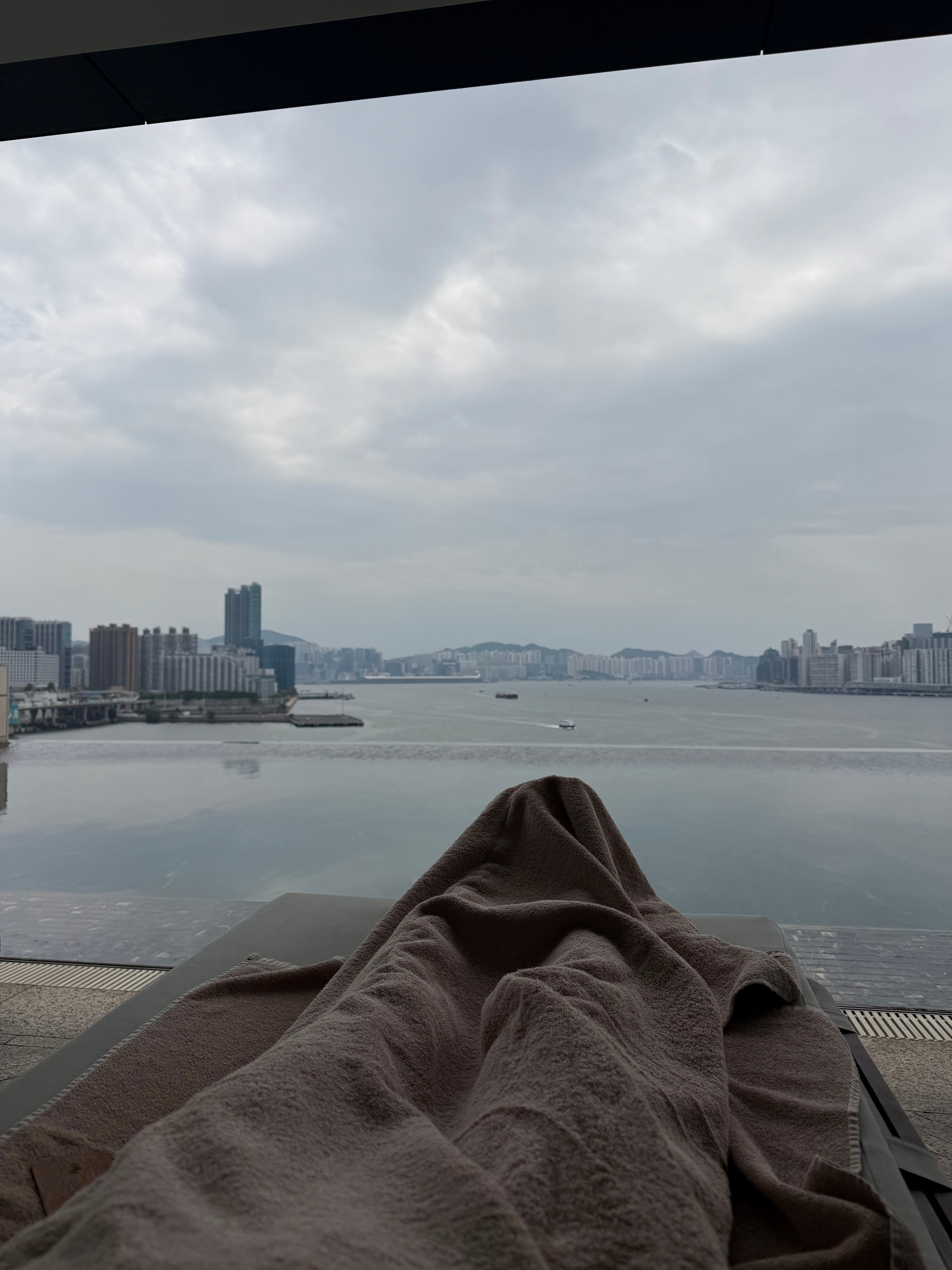 不会游泳的我都懒得下水了[哈哈]躺着晒会太阳[太阳]  ​​​