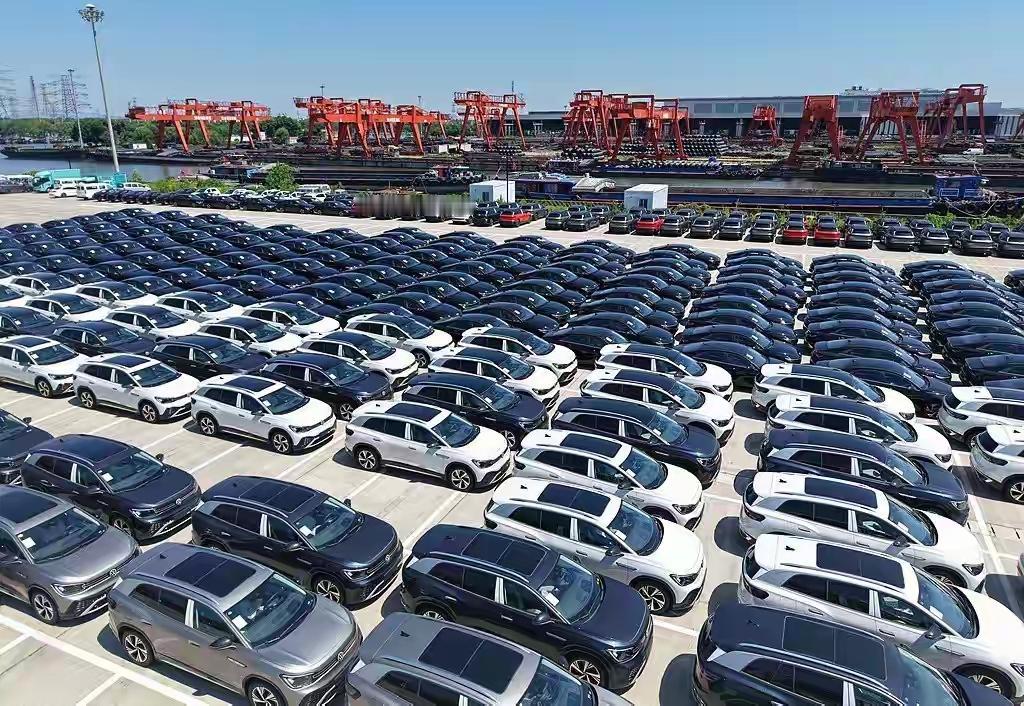 数据显示，巴西2.1亿人有4700万辆车，浙江6700万人却拥有2368万辆。人