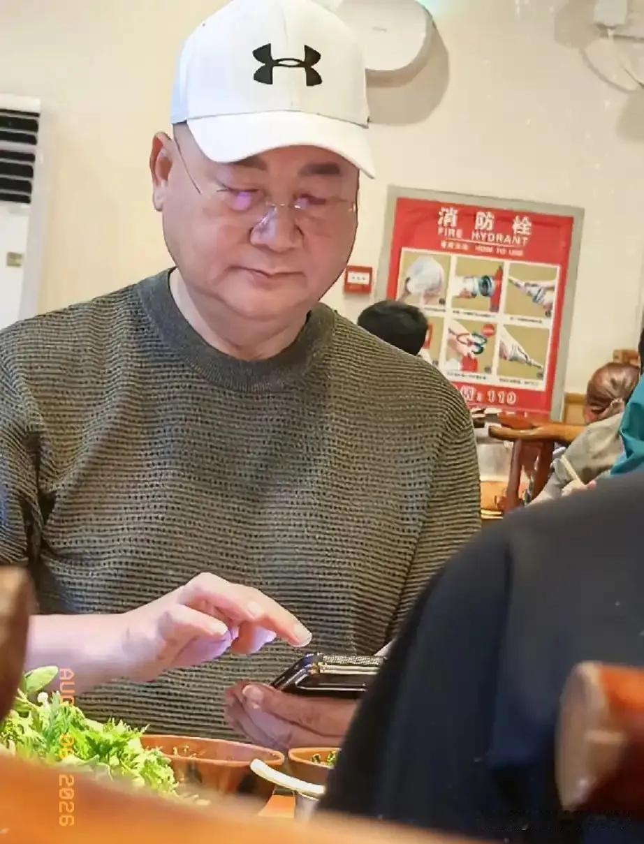 近日，迟重瑞出现在北京饭店。
宛如脱胎换骨一般，整个人胖了一圈，肤色暗沉，脱去笔