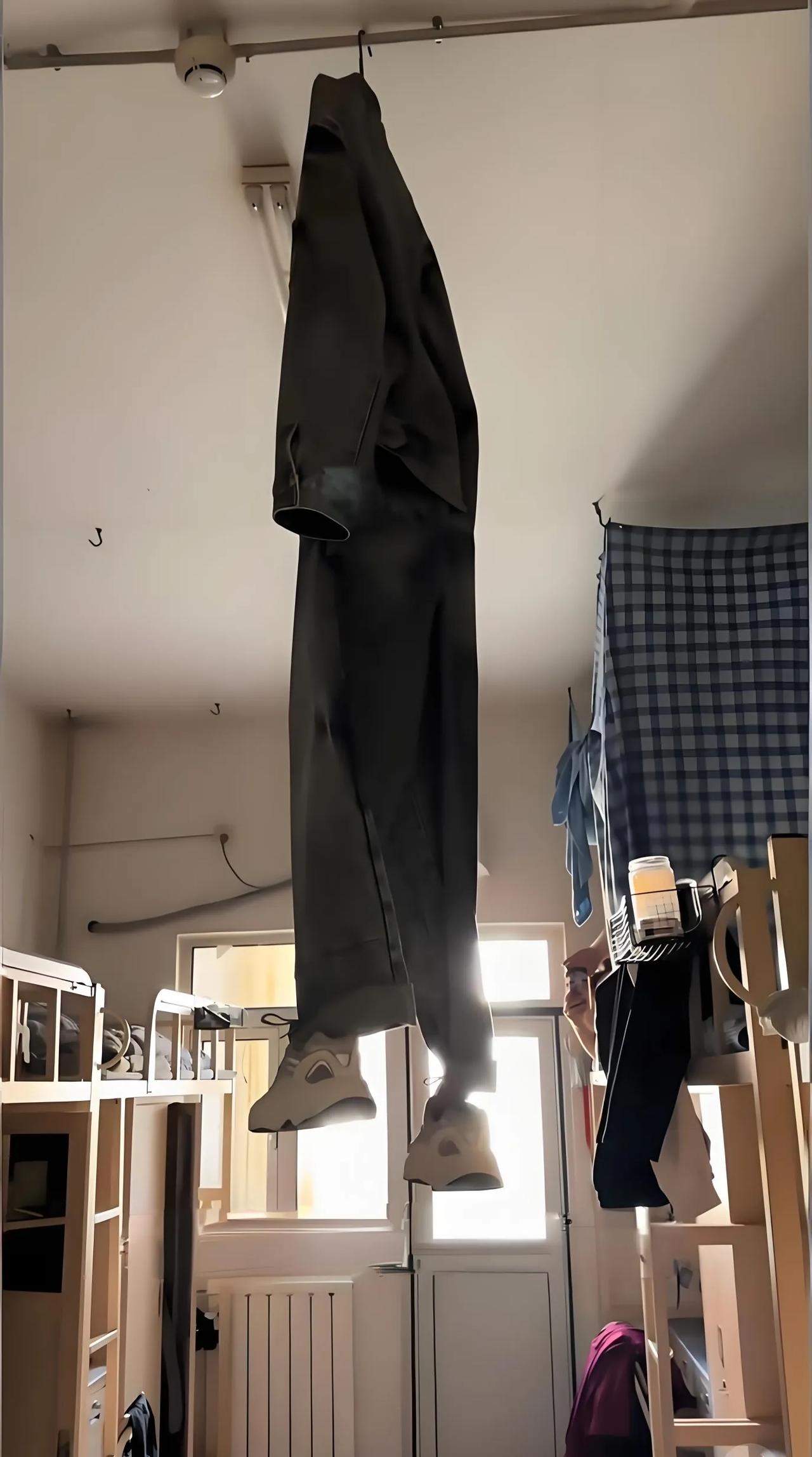 是谁教你这么晾衣服的？要是半夜宿管阿姨走进来，估计魂都吓飞了！