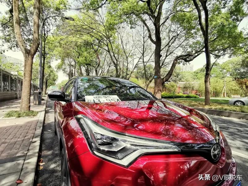 一汽丰田RAV4荣放双擎挺值得买的，对务实家庭很友好。它搭载第五代THS混动系统