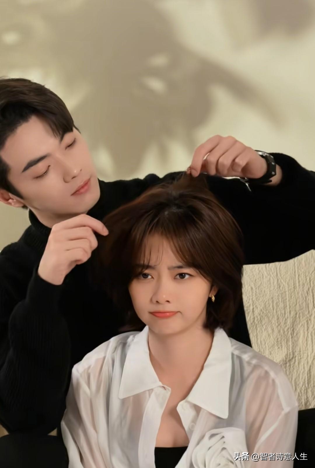 温柔宠溺的瞬间，许凯为谭松韵整理发丝，她含笑相望着俩人搭配好有感觉，气质类型霸道
