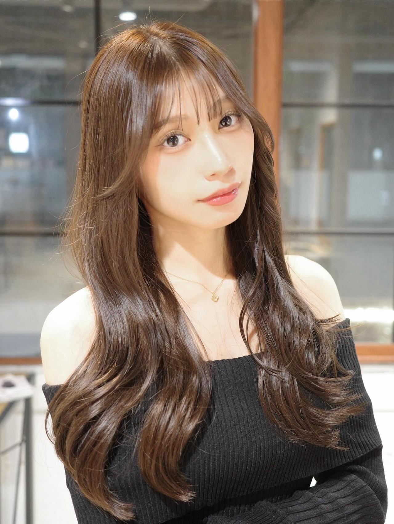 温柔甜美的少女，黑毛衣与毛绒裙的完美搭配，散发冬日暖意。🌟✨温柔毛衣少女