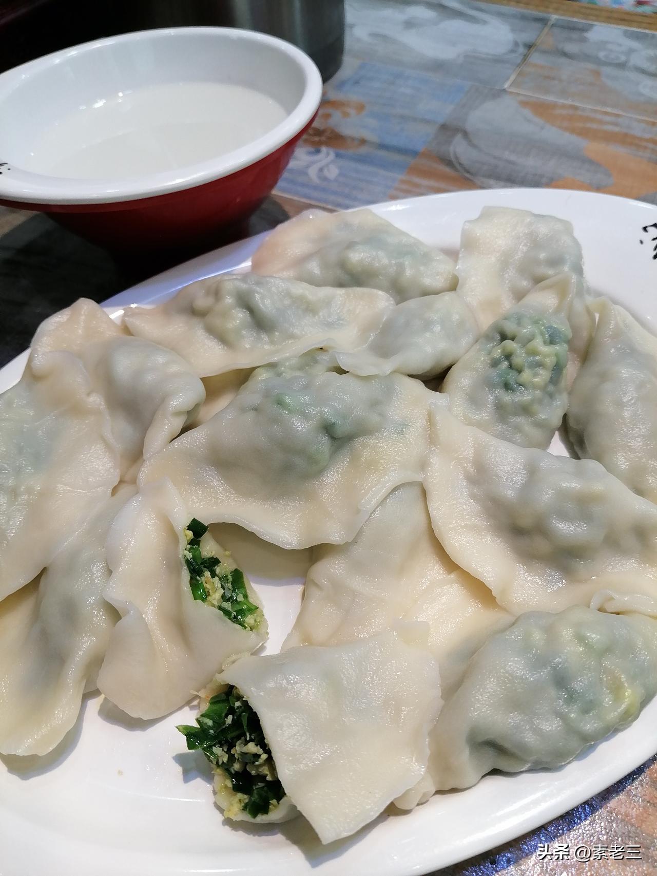 走上饺子馆门前的台阶，我犯了一个错误！

现在真的太幸福了，过去那个热啊，就干巴