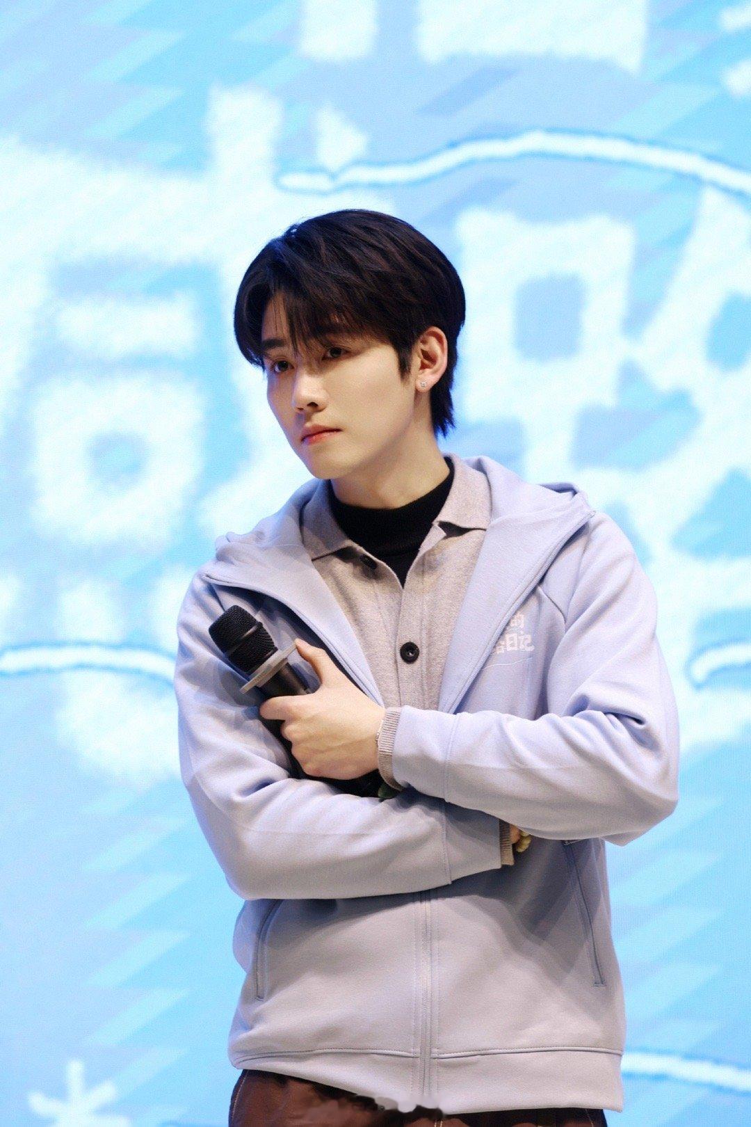 任豪公路文男主上线连刷七期就像跟着他一路驰骋——新疆的辽阔是他的背景，风的走向是