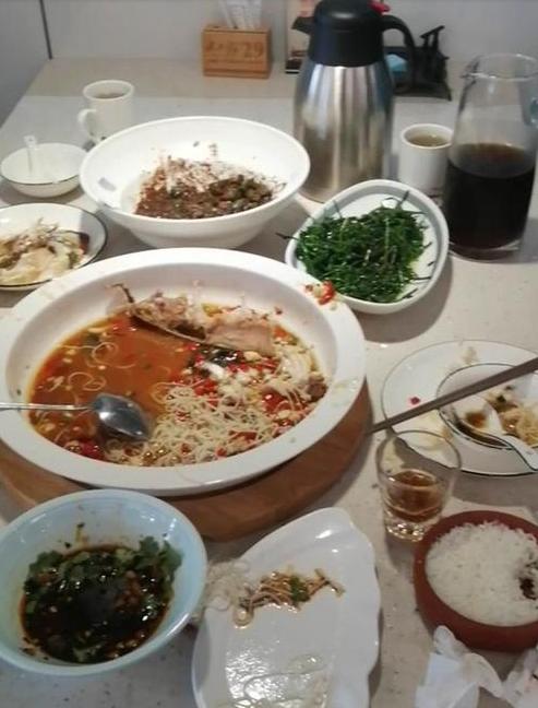 摔了碗！晚回家半个小时，公婆老公全吃完饭了，剩了一桌残羹剩饭！婆婆还说：“吃饭了