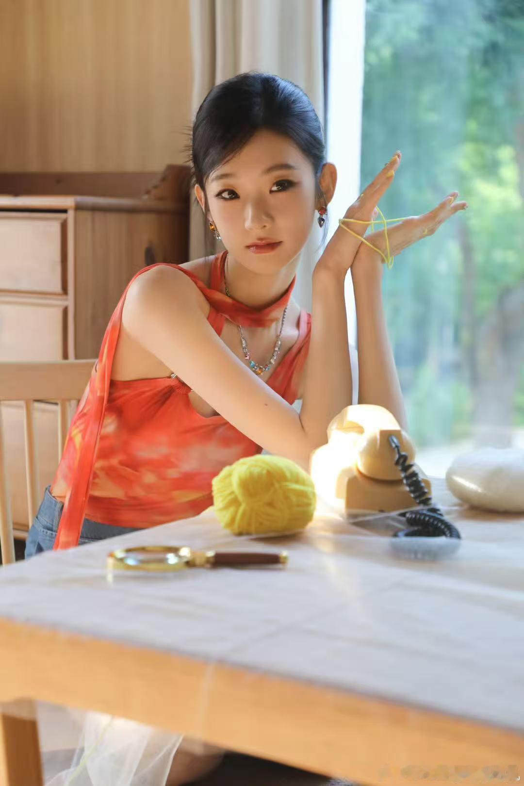 张艺凡途上夏大片 真的要被张艺凡的途上夏大片美晕过去了！咱凡凡简直是夏日精灵本灵