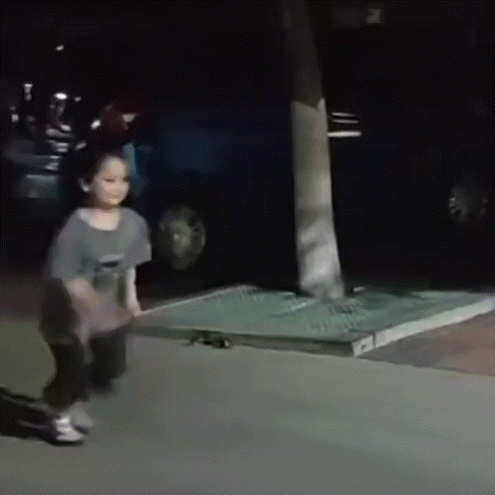 笑不活了！天津，一小女孩见到爸爸后，开心的奔向爸爸，本以为是女儿向爸爸扑个满怀的