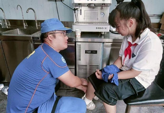 台州蓝色超人在蓝天下的守护椒江蓝天应急救援队，自费备装备、挤时间训练，以公益之名