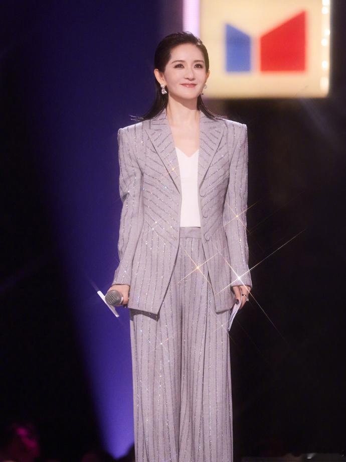谢娜挣脱标签自在生长、谢娜女生的美本就千姿百态无惧外界的议论与眼光，谢娜坚定自我
