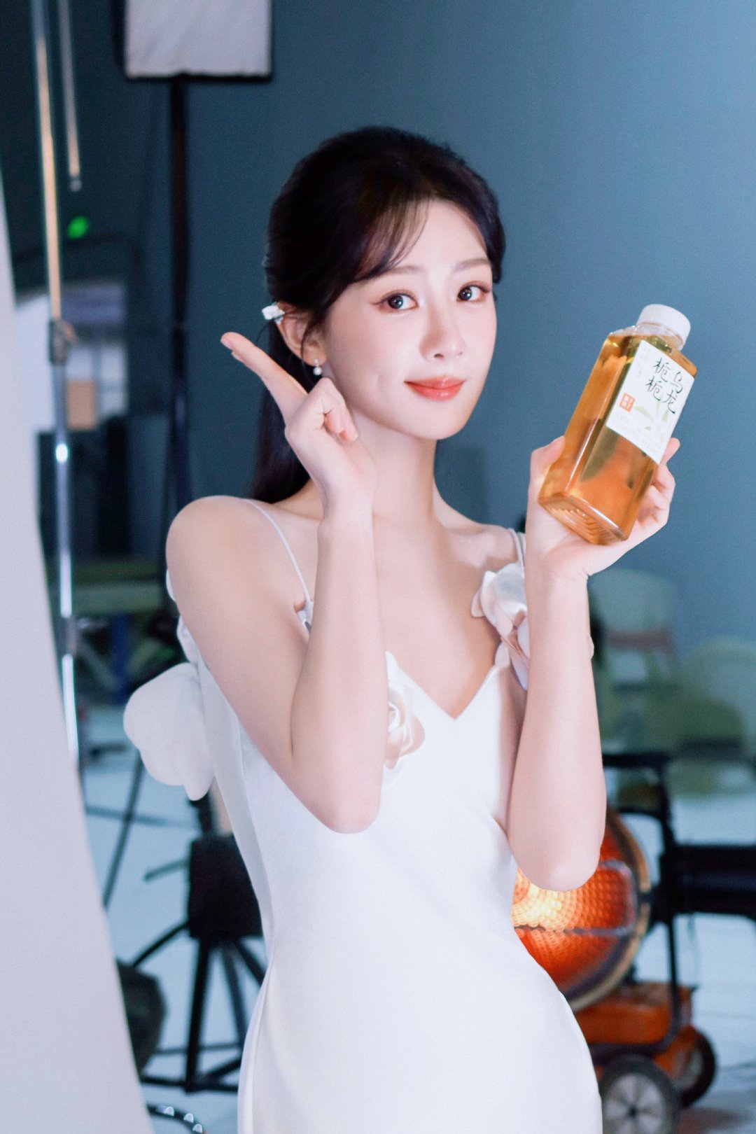 杨紫果子熟了无糖茶全球品牌代言人白的发光的杨紫代言照美爆了，表白果子熟了无糖茶全