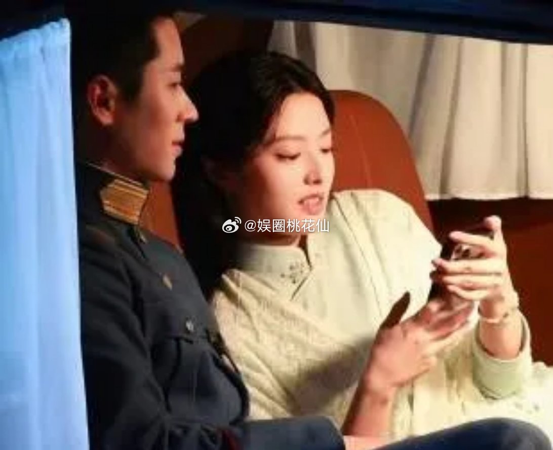 丞磊和徐若晗玉簟秋这张片场休息也像在拍剧满满家属感，化学反应好强……！！ ​​​